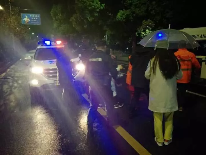 今天凌晨，杭州一對環(huán)衛(wèi)工夫婦被車撞進(jìn)錢塘江