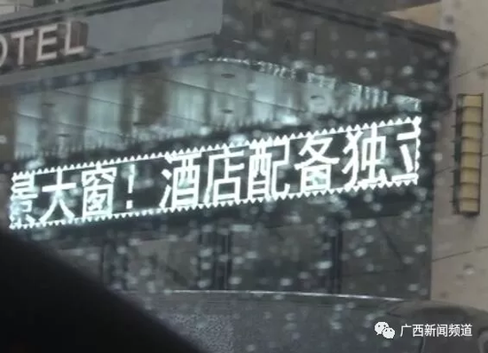 于是，民警將這一情況匯報給指揮中心，請求120醫(yī)護人員到達現(xiàn)場急救。