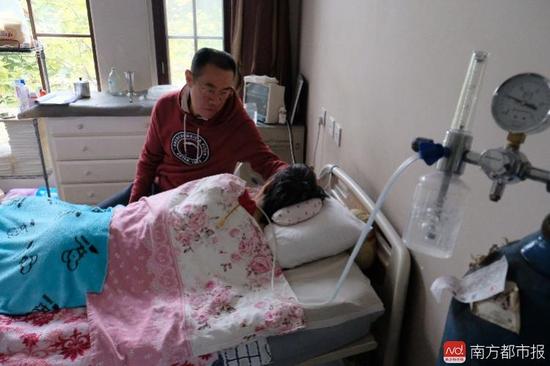 氧氣的轟隆聲，一刻不停地在這個家里“吵”了九年多。（羅逸爵 攝）