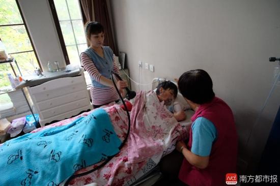 每次排痰，張津華就會癲癇發(fā)作，這是她腦部僅有的電信號。（羅逸爵 攝）