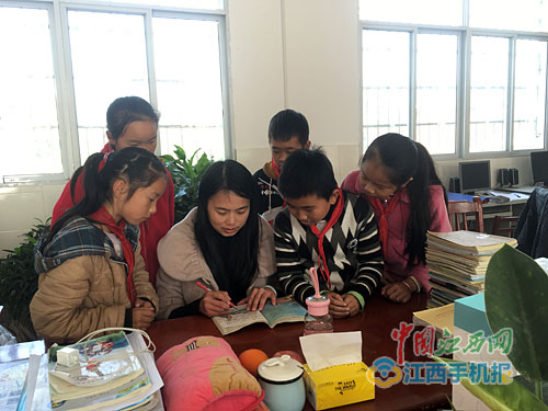 女教師備課本走紅 網(wǎng)友：這才是為人師表！