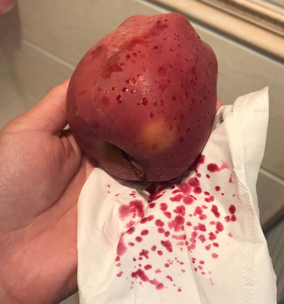 嚇懵！女子用熱水泡蘋果結(jié)果冒出血珠 咋回事？