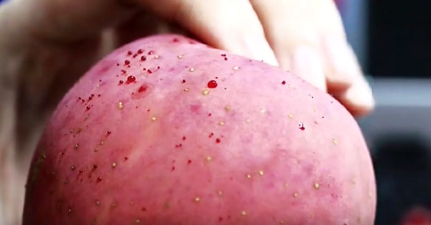 嚇懵！女子用熱水泡蘋果結(jié)果冒出血珠 咋回事？