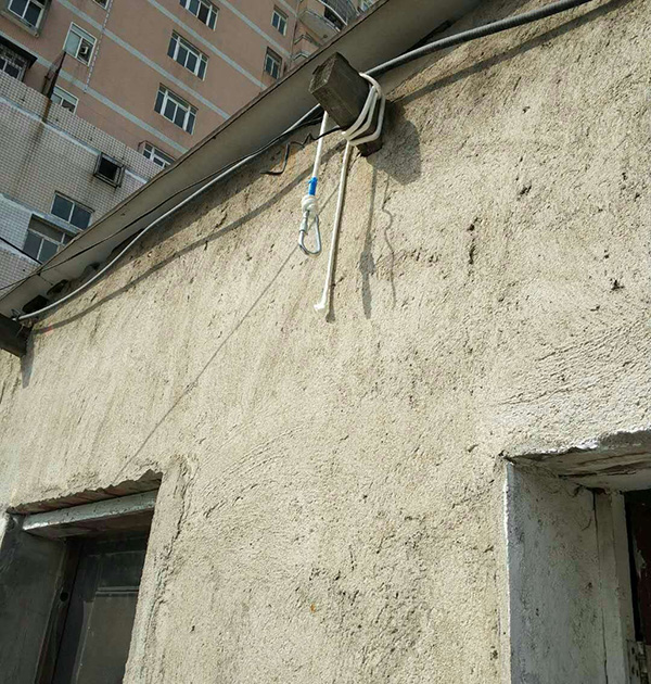 懸掛的登山繩子和房梁。