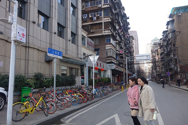 上海路的兩邊，大多是一些老房子。