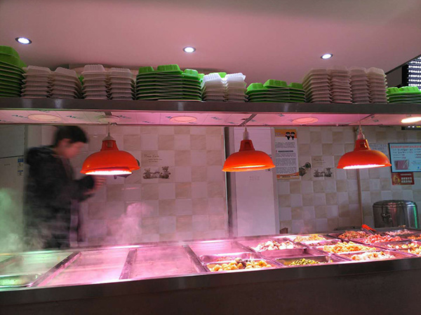 羅正宇經(jīng)常去的炸醬面館，中午和晚上有盒飯吃。