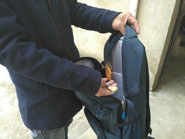 羅正宇的藍(lán)色背包，只剩下一塊錢和一顆大白兔奶糖。