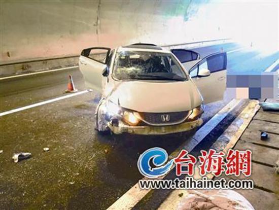 小車在龍巖高速隧道內(nèi)翻車，擋風(fēng)玻璃脫落。 臺海網(wǎng) 圖