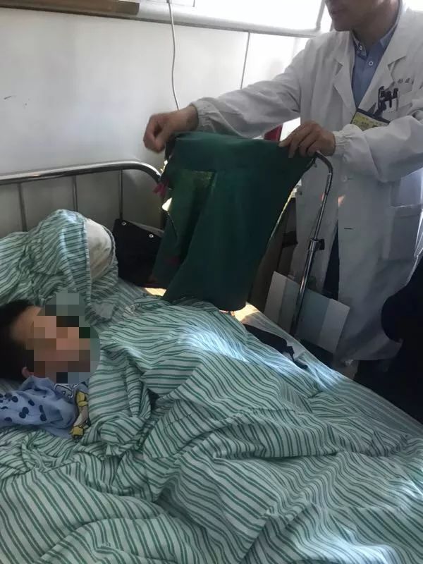 嚇哭！6歲男孩被夾斷手指 罪魁禍?zhǔn)拙故切７? oldsrc=