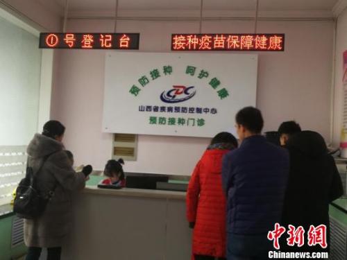 當(dāng)日，山西省疾病預(yù)防控制中心門診部擠滿了前來(lái)接種和咨詢四價(jià)宮頸癌疫苗的女性。 范麗芳 攝