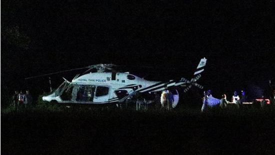 直升機護送被救少年。（圖：路透社）