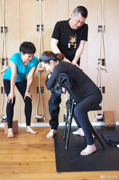 蔣勤勤與陳建斌一起做瑜伽。