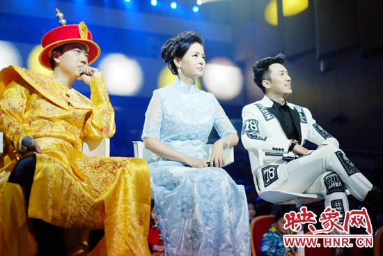 當晚產生的冠亞軍，陳琨（中）、劉雯（右）、郭嘉寧