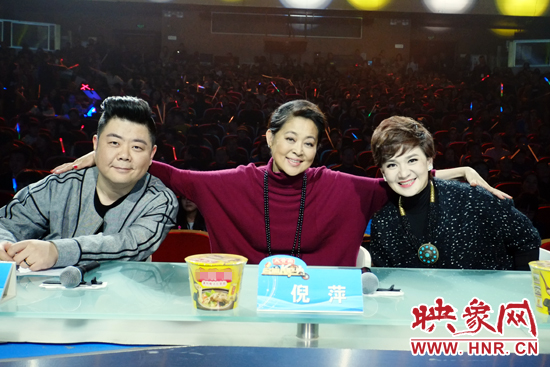 三位坐鎮(zhèn)評委倪萍（中）、柯以敏（右）和毛子哥