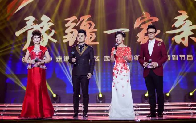 主持人：白燕升、龐曉戈、關(guān)楓、熱娜·古麗（從右到左）