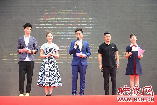 電視臺(tái)主持人與電臺(tái)主播搭檔主持，讓人耳目一新