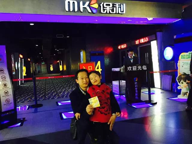 再來看兩個(gè)萌娃，表情都好有戲！