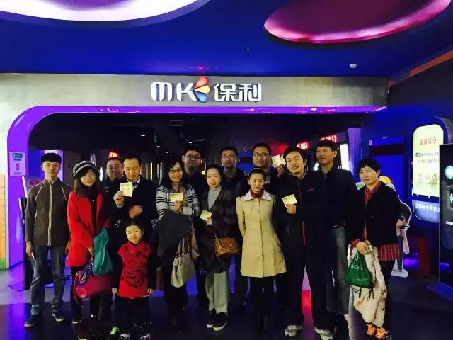 來張“全家?！保她R了，我們準(zhǔn)備進(jìn)場(chǎng)嘍