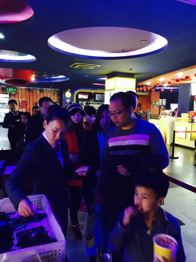 小朋友吃的好香?。”谆ê碗娪罢媸墙^配喲