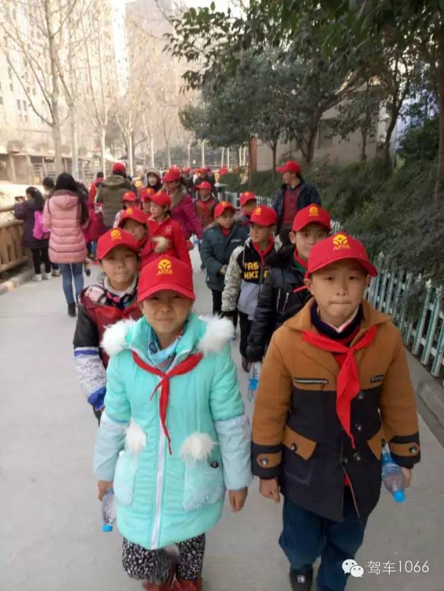 脖子上戴著紅領(lǐng)巾，頭上頂著小紅帽，排著整齊的隊伍——出發(fā)！