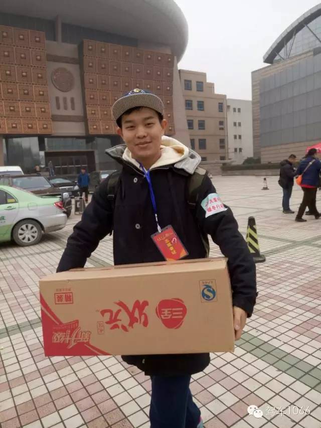 河南電臺(tái)1066主持人小澤，搬送愛(ài)心餃子。