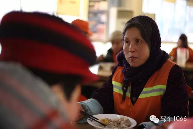 部分環(huán)衛(wèi)工在下班后來(lái)到76人老燴面吃到熱乎乎的餃子。