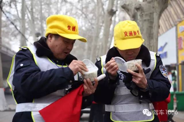 1066小分隊(duì)和志愿者來(lái)到金水路文化路，給這里執(zhí)勤的交警和協(xié)管送去暖心餃子。