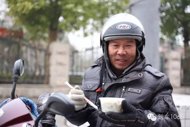 1066小分隊(duì)來(lái)到紫荊山（摩的司機(jī)、出租車(chē)司機(jī)、市民)，給他們送去餃子。