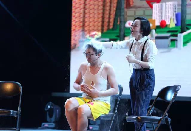 隨后一秒鐘，畫風突變，楊奕遭夢茹慘虐！