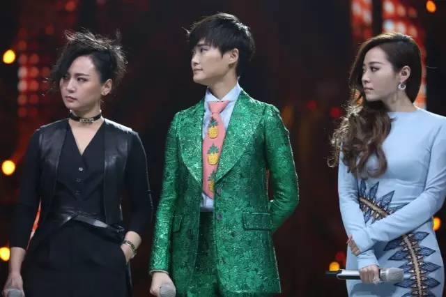 李宇春、周筆暢、張靚穎湖南臺跨年晚會同框