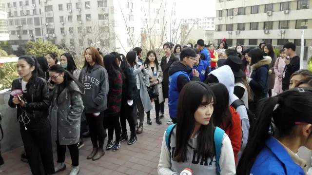 還沒開始時(shí)大家已經(jīng)開始有序排隊(duì)了，棒棒噠！