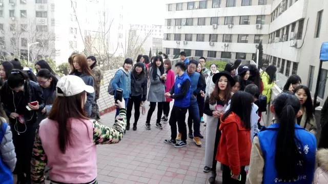 還沒開始時(shí)大家已經(jīng)開始有序排隊(duì)了，棒棒噠！