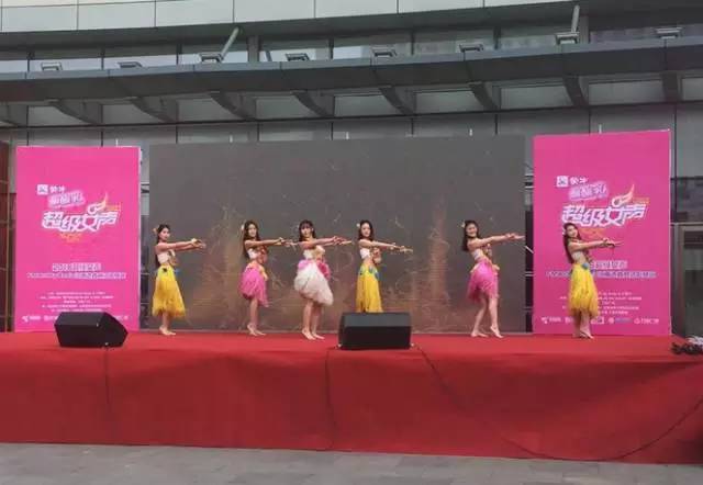 伴隨著舞蹈演員們的開場，比賽在上午10點半正式拉開序幕