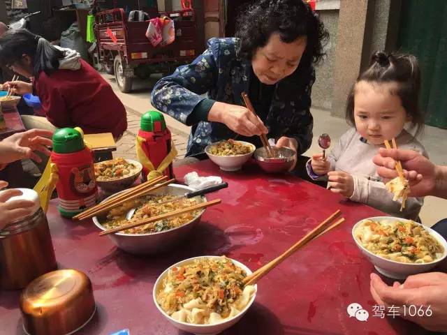 據(jù)說手搟面和柴雞蛋更配哦！