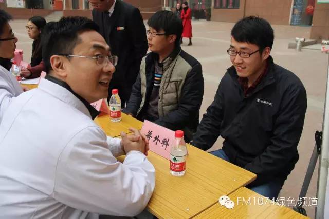 看這位小伙兒，跟我們的醫(yī)生都聊嗨了……