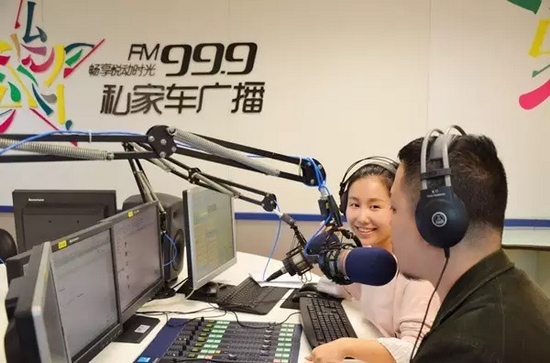 美女嘉賓來做客直播間，麥姐看莫非的眼神，嘖嘖，愛一個(gè)人是什么感覺？