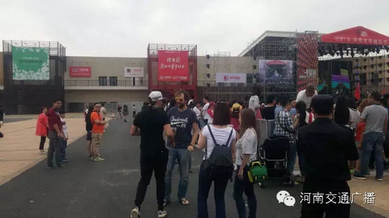 哇塞，現(xiàn)場(chǎng)還有外國友人~