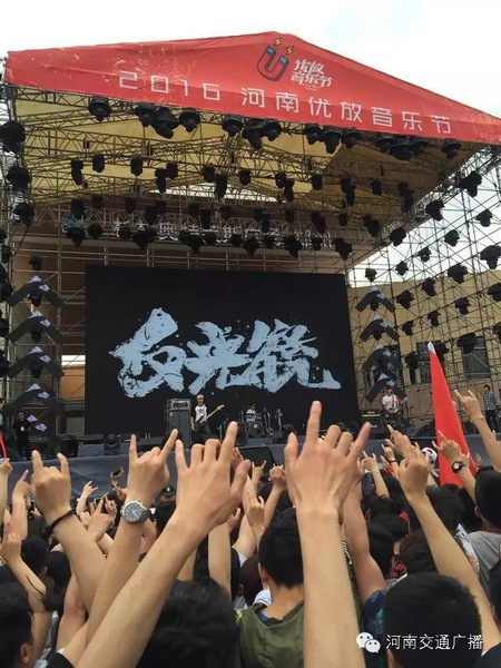 這么多朋友！默契的舉著一個(gè)手勢(shì)！