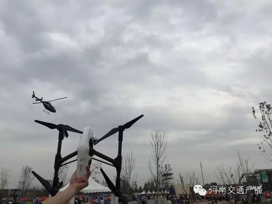你以為音樂節(jié)只有音樂嗎？交廣號(hào)和無人機(jī)也在哦，看見它就揮揮手吧！