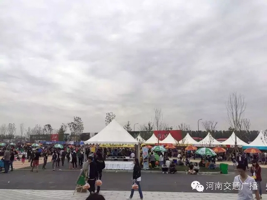 雖然天空已經(jīng)烏云密布，但大家的熱情絲毫不減！