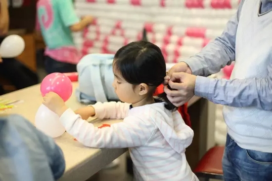 我能第一時間找到為我編辮子的爸爸，因為他的手是那樣的溫柔而有力量