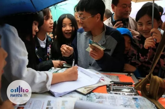 現(xiàn)場(chǎng)觀眾被臺(tái)上的浪漫氣氛感染，紛紛報(bào)名參加現(xiàn)場(chǎng)表白。