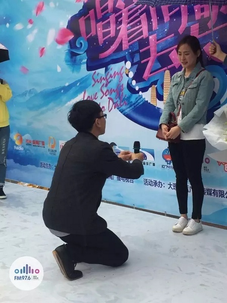 蘇世龍手捧戒指，單膝跪地向夢(mèng)夢(mèng)求婚，夢(mèng)夢(mèng)激動(dòng)的說不出話來，點(diǎn)頭答應(yīng)~