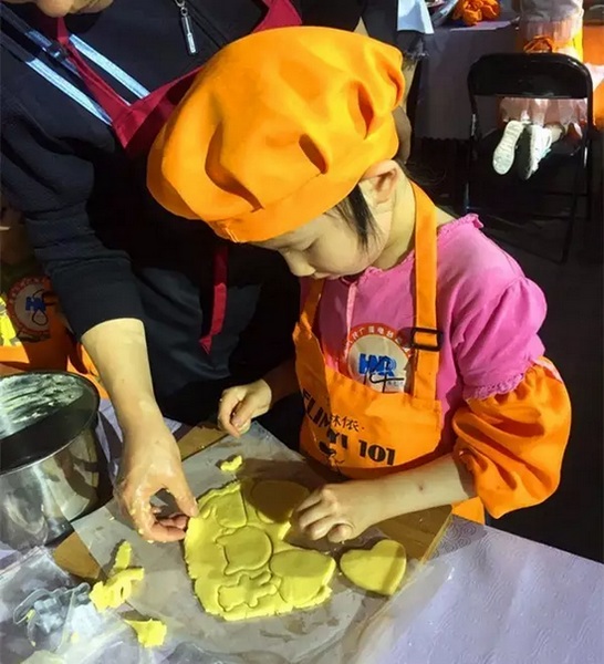 在爸爸媽媽的陪同下，親手制作餅干