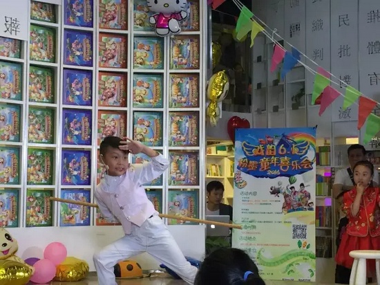 “梨園春”明星小擂主李宗書演唱豫劇《朝陽(yáng)溝》選段，還表演了自己的拿手好戲——猴戲