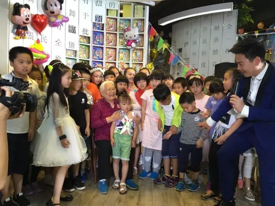 　　豫劇表演藝術(shù)家高潔老師和孩子們?cè)谝黄?，講述自己和戲曲的故事，祝福所有的小朋友節(jié)日快樂。