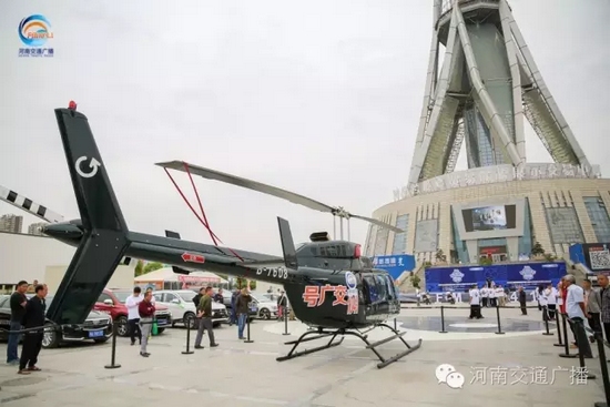 張貼著愛心助考車貼的“交廣號”直升機也同時起飛，共同開啟了今年的愛心助考之旅。