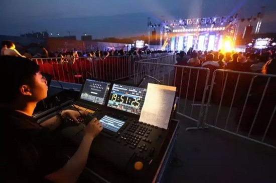 嚴(yán)謹(jǐn)?shù)囊繇懤蠋?，晚?huì)的效果全在他的控制之內(nèi)。