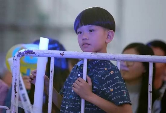 正是你們的笑容，才讓我們有了繼續(xù)前行的動(dòng)力，哪怕風(fēng)雨兼程。