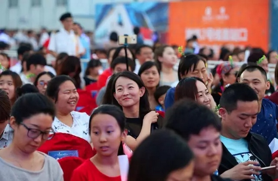 正是你們的笑容，才讓我們有了繼續(xù)前行的動(dòng)力，哪怕風(fēng)雨兼程。